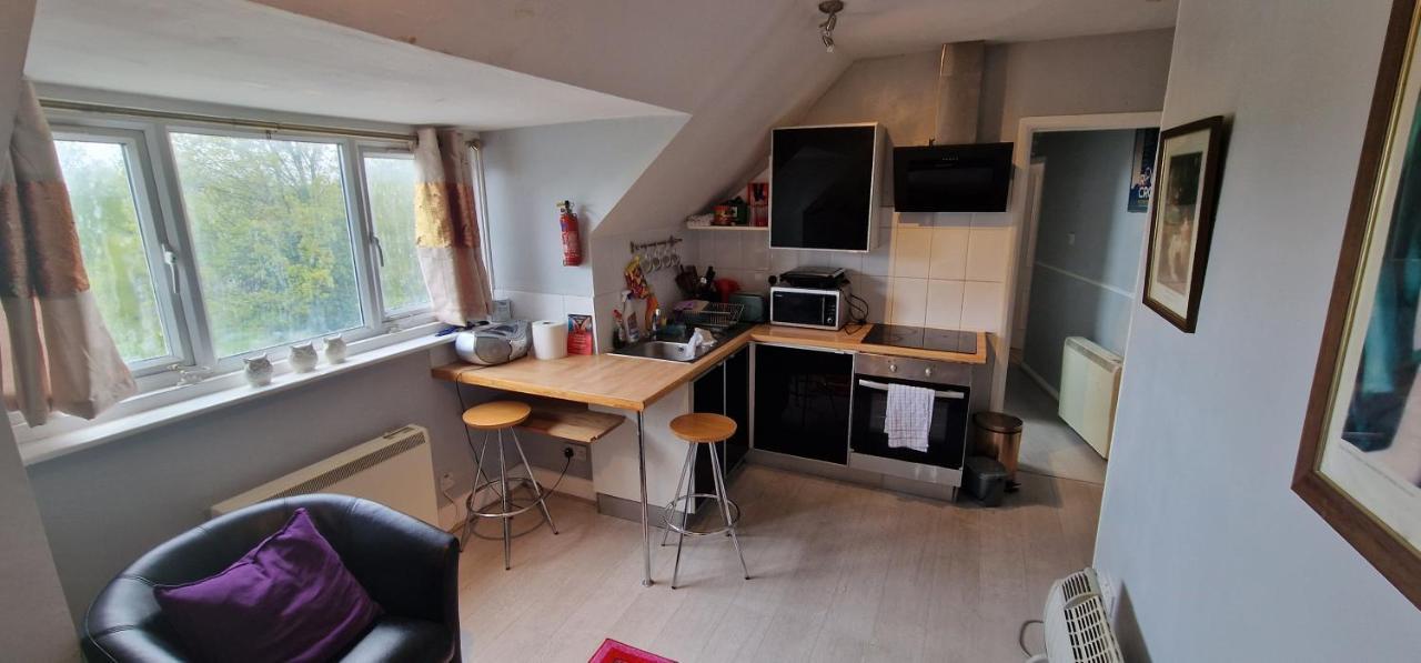Cosy 2 Bedroom Flat - Sleeps 6 People - Close To Lewisham Dlr/Train Station London Exterior photo